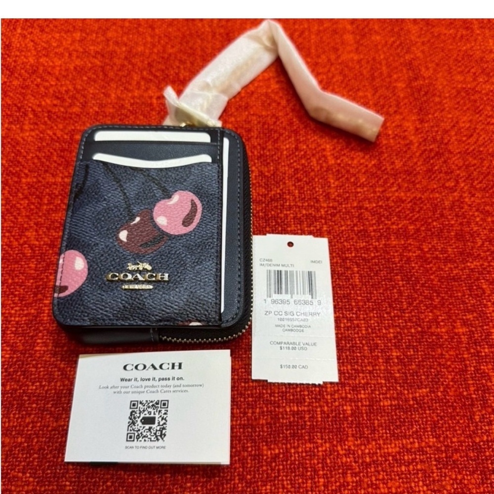 ❤️❤️❤️Coach zip card case with cherry print/gold hardware ❤️❤️❤️ - Picture 5 of 10
